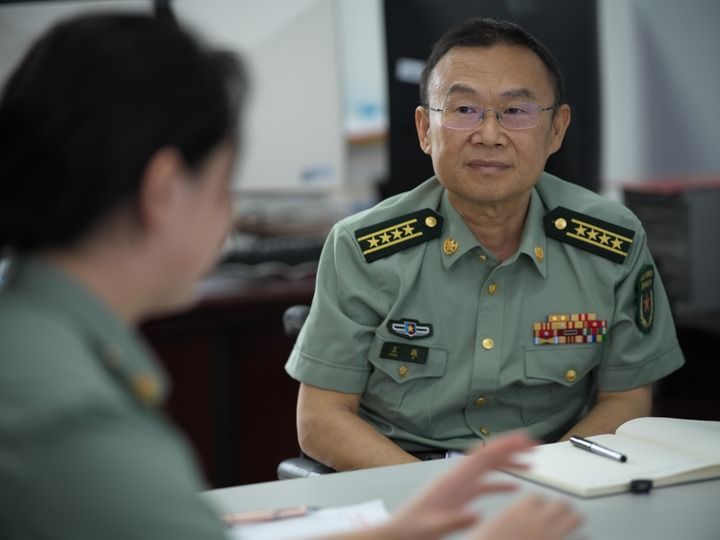 王戟（右）与同事进行项目交流（2026年5月17日摄）。新华社发（范军威 摄）
