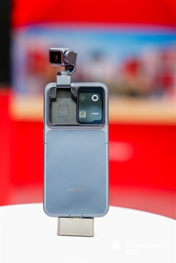 自带4D云台！荣耀Robot Phone核心规格揭晓：6.3英寸+骁龙8E5