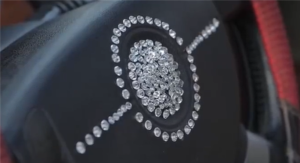 看完一身冷汗 消防实测方向盘上贴钻危险多大：秒变“阔剑地雷”