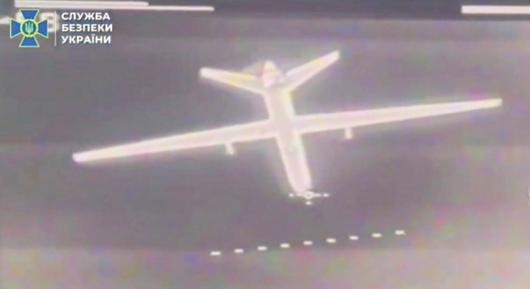 乌克兰安全局发布的据称是乌军拦截型FPV最后撞击前拍摄的俄军“猎户座”无人机的影像。