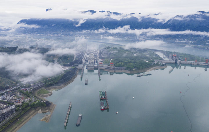 2026年5月19日，在湖北宜昌，船舶通过三峡双线五级船闸（无人机照片）。新华社发（郑家裕 摄）