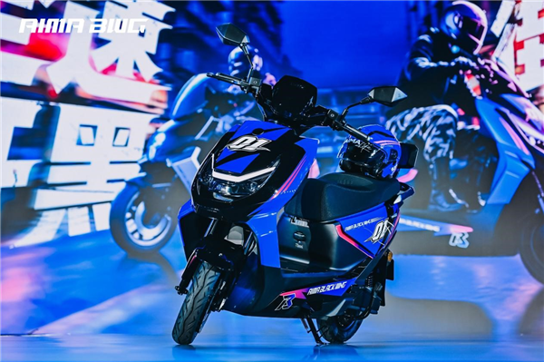 年青东说念主的第一台性能电摩！爱玛黑翼品牌发布 S360/S790同步登场