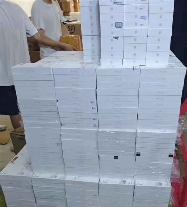 砸200多万囤iPhone 17!商家预期三五天赚十几万:结果卖一台亏一台