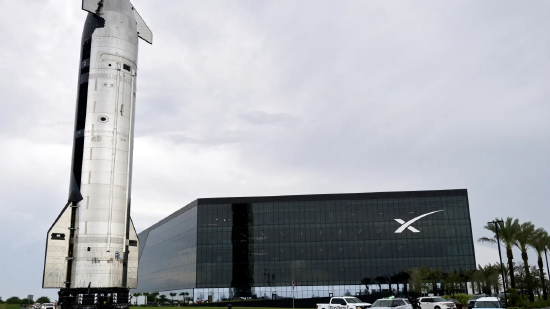 2025 年 8 月 23 日,美国得克萨斯州星基地发射场,SpaceX 星舰从星基地制造厂区运往发射台,准备开展第十次试飞。