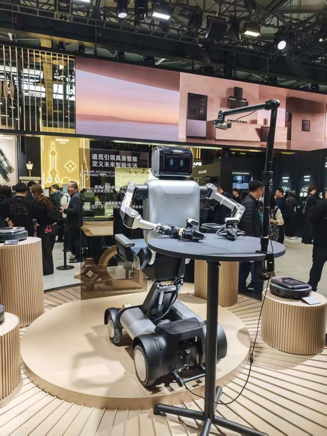 特斯拉不是最牛!这届AWE“狗”比“人”多,机器人到家了?