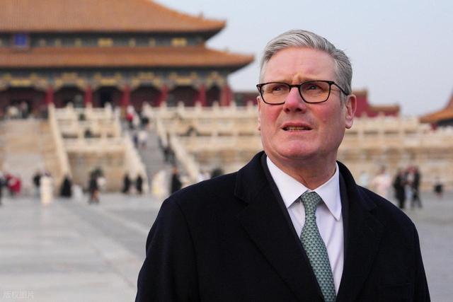 图| 1月29日，北京，来华进行崇拜看望的英国首相斯塔默当日下昼在北京参访故宫博物院并面向记者发表言语