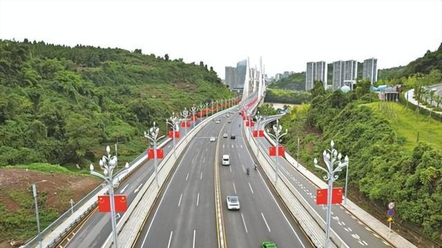 国旗挂满秦巴大道。