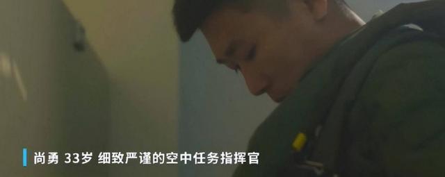 （歼-16后座飞行员已经升级成空中任务指挥官）