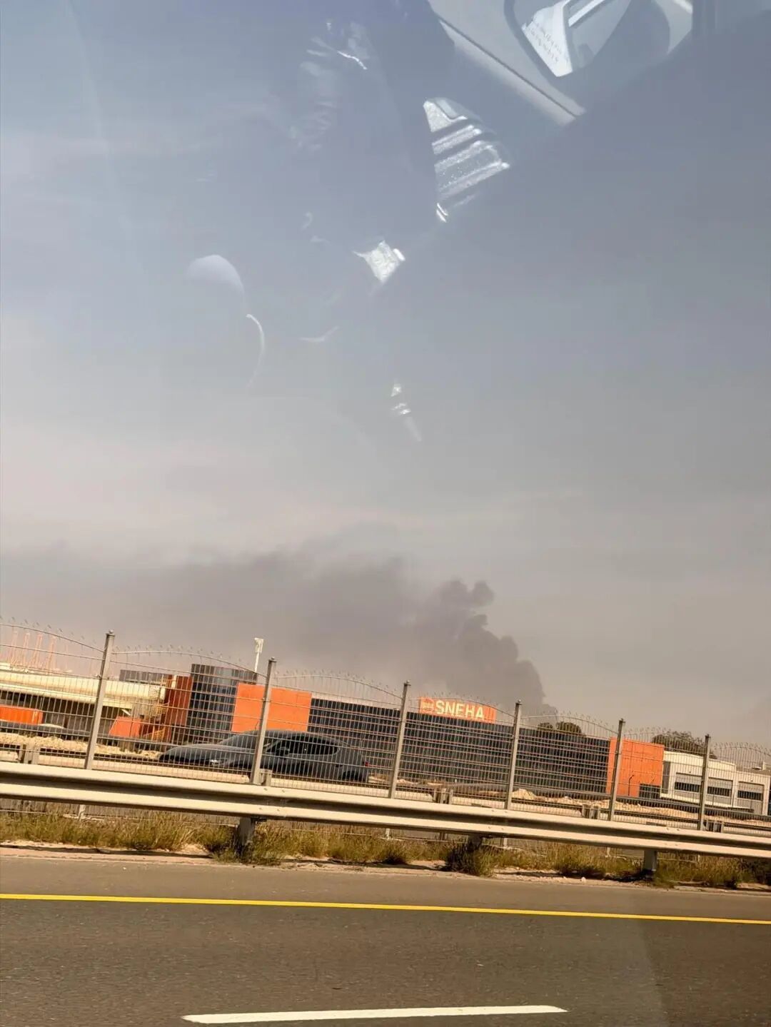 陈婧和同伴路过迪拜棕榈岛,看到不远处冒起黑烟。受访者供图