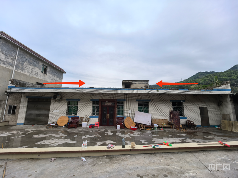 事故现场,房屋楼顶正面长约20米的女儿墙已全部坍塌(央广网记者 昌思荣 摄)
