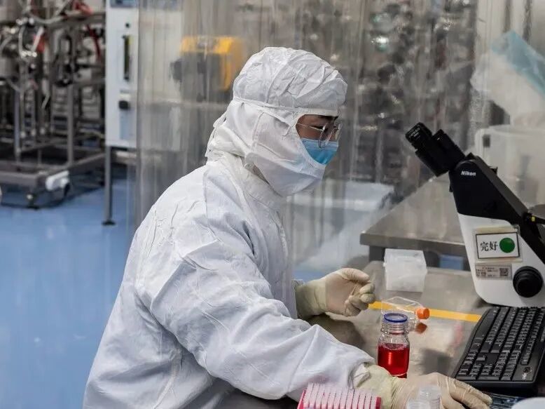 中国已成为助力科学发现的强大引擎,图为国内实验室人员正在做试验(图源:纽约时报)