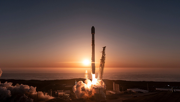 “猎鹰9”火箭发射“星链”卫星。 SpaceX社媒账号