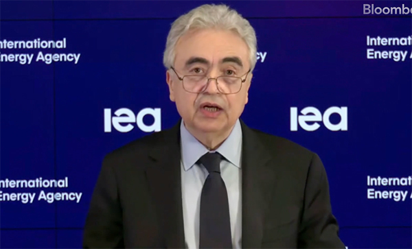 当地时候3月11日，海外动力署署长法提赫&middot;比罗尔在巴黎通知，将开释4亿桶石油储备。 视频截图