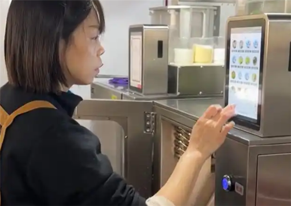 社区食堂引入2台6万元的炒菜机器人 油盐配比精准到克