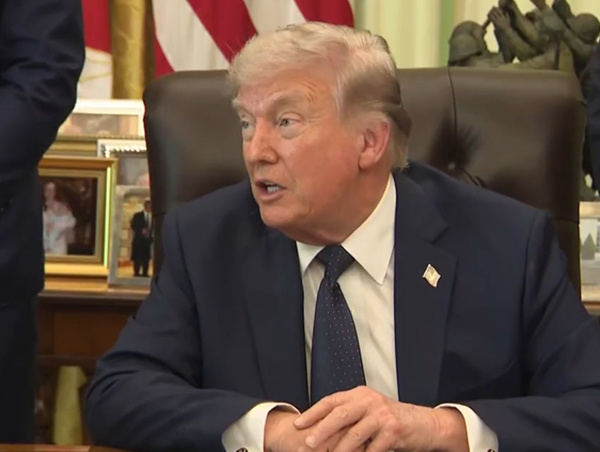 当地时间4月23日,特朗普在白宫接受媒体采访。 视频截图
