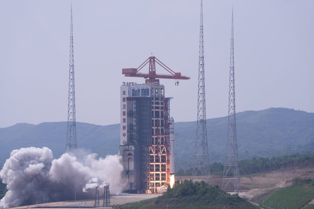 8月25日11时21分,长征六号丙遥一运载火箭在太原卫星发射中心发射升空。新华社发(王亚鹏 摄)