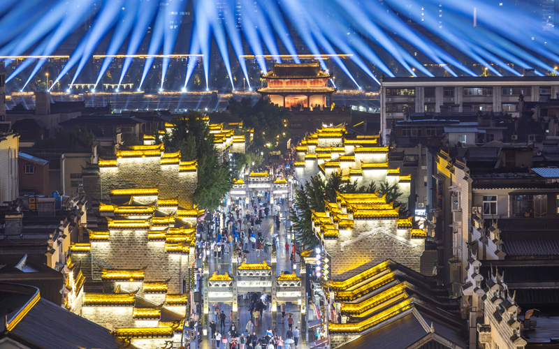 古城夜景灯光秀吸引了不少市民和游客。杨东摄