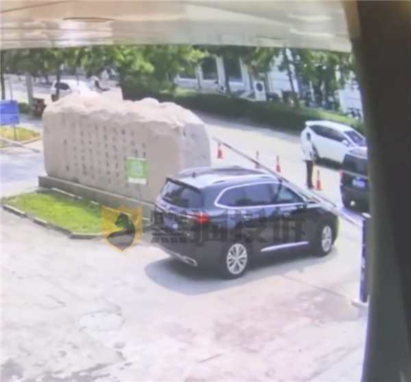 酒店停车场起落杆两小时连砸两车 店家：车费照收 不关我们事