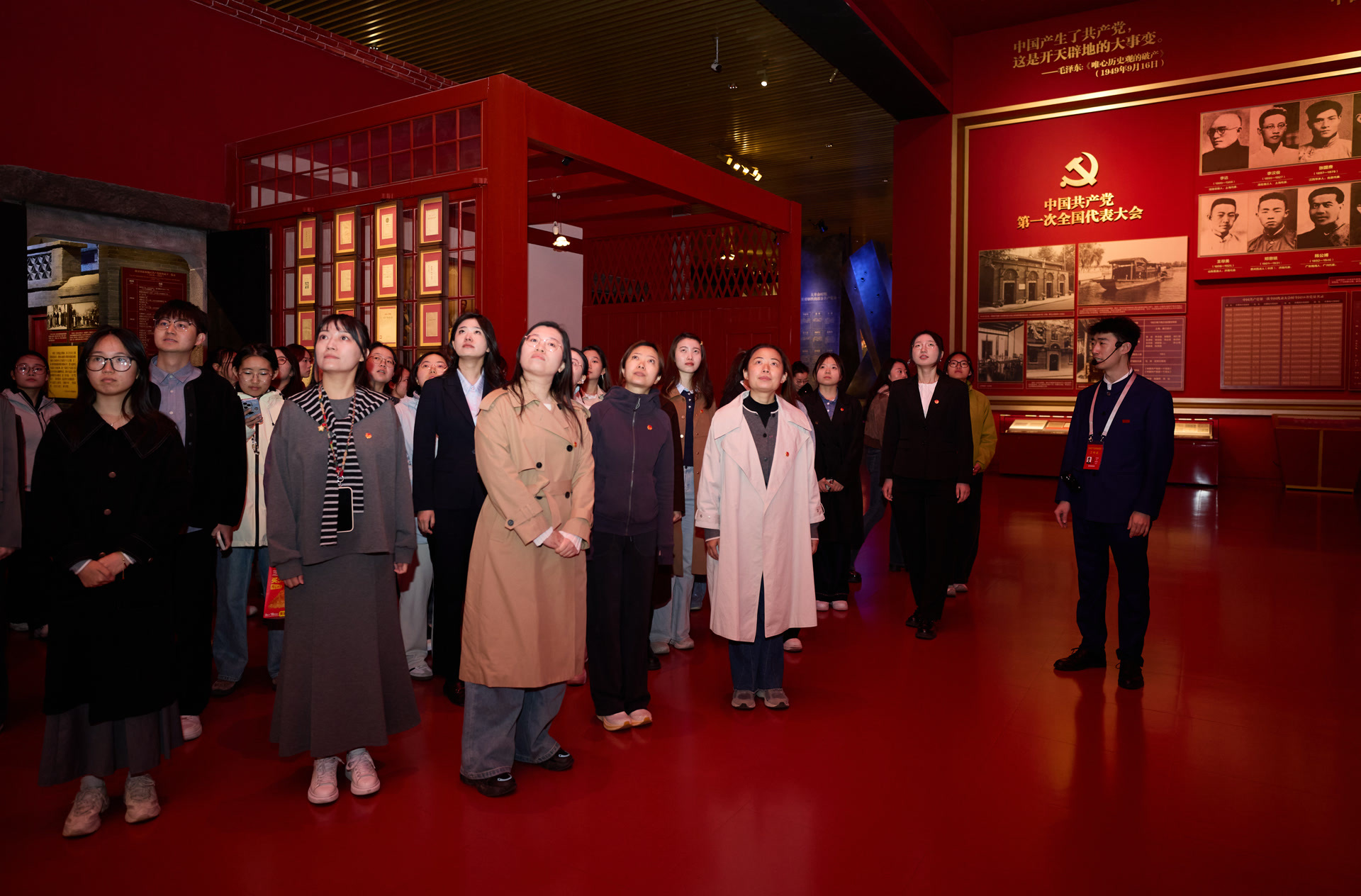 大学生在讲解员的带领下参观“不忘初心、牢记使命”中国共产党历史展览