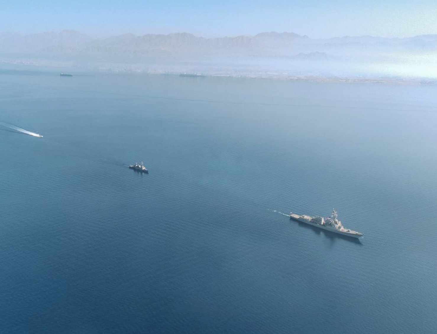 美国海军“布莱克”号驱逐舰(最右)抵达红海,与以色列海军进行联合演习