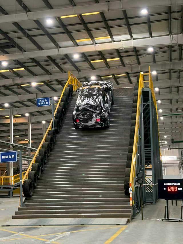 比亚迪把天门山天梯搬进厂房:新款仰望U8完成超千次极限爬坡测试