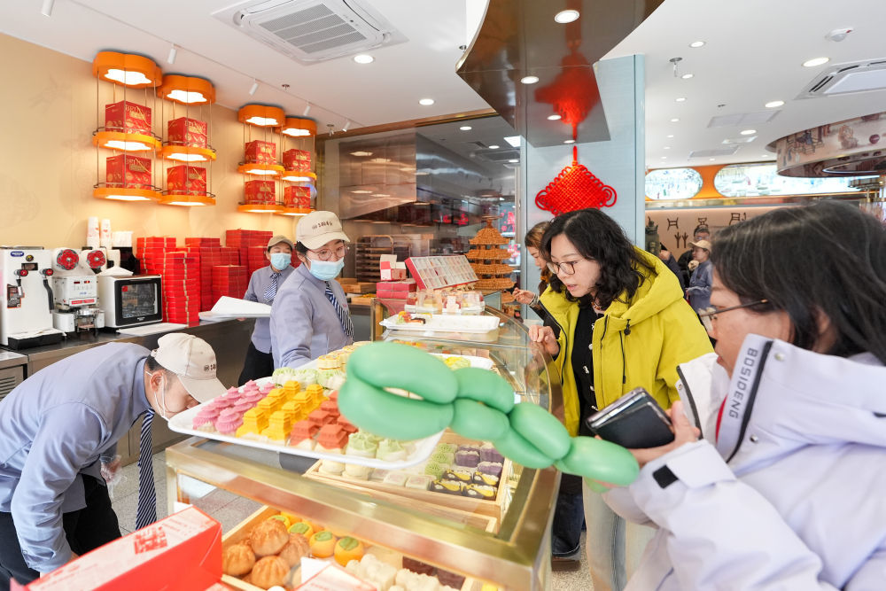 2月10日,在北京市东城区的稻香村零号店,不少顾客在选购年货。新华社记者 鞠焕宗 摄