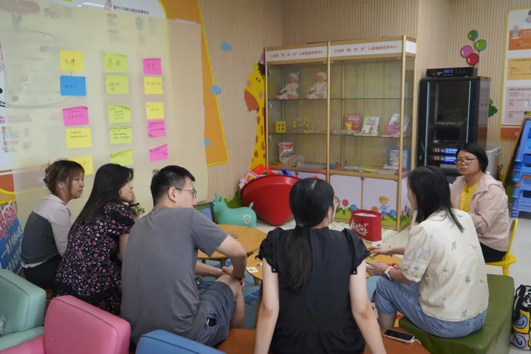 新手爸妈围坐在一起交流育儿困惑