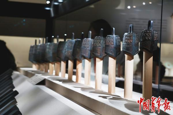 “遇见考烈王——安徽淮南武王墩一号墓考古成果展”中的编钟 中青报&middot;中青网记者 李怡蒙/摄