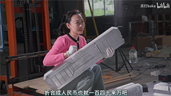 活人变手办！发烧友小姐姐造了台能住人的巨型电脑主机：12000W热量+空调散热