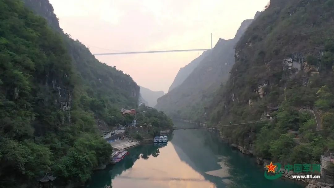 花江铁索桥与花江峡谷大桥同框。宋文明 摄
