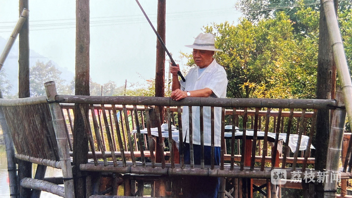 王宁拍下来的父亲王玉清90岁时的垂钓画面