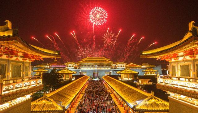 (襄阳市盛世唐城景区夜游。杨东 摄)
