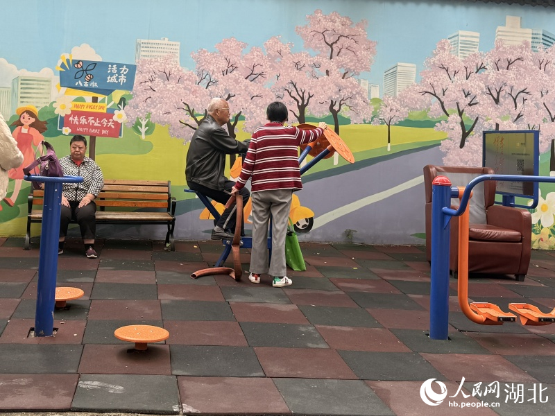 汉和蕙苑的居民正在小区休闲健身。人民网记者 张隽摄