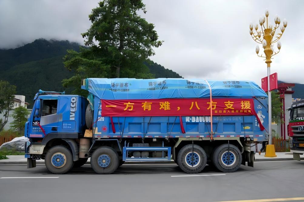 2026年8月27日,吉隆镇大街上停放着运送救灾物资的车辆。新华社记者 晋美多吉 摄