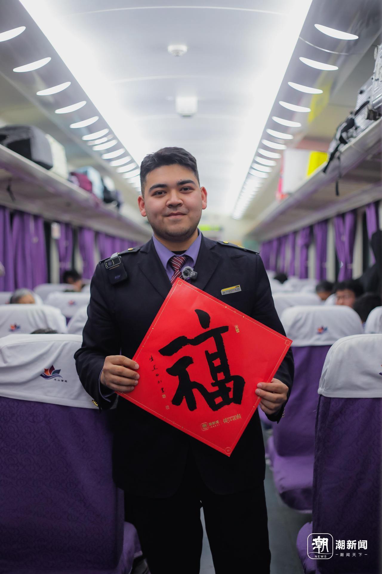 00后列车员苏比·阿不都。谢春晖/摄