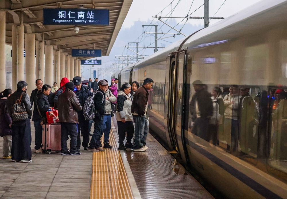 ↑ 1月25日,旅客在贵州铜仁南站乘车。新华社发(胡攀学 摄)