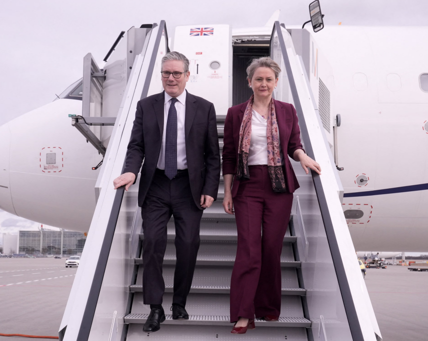 斯塔默(左)和英国外交大臣库珀抵达德国慕尼黑。图源:英媒