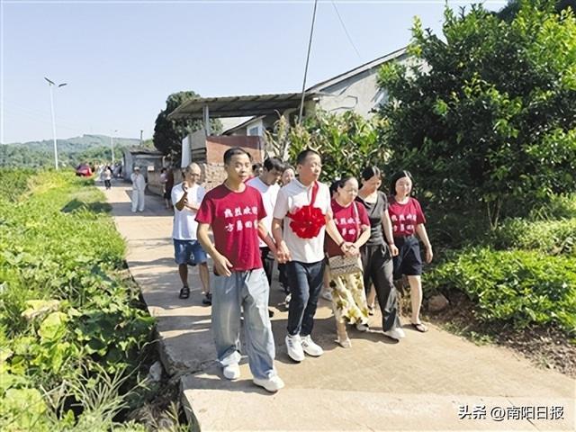 方勇(前排左二)与家人团聚