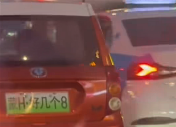 一老头乐挂“蒙H好几个8”车牌上路 交警：系交通违法行为