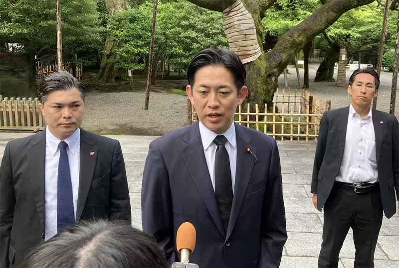 8月16日，小林鹰之参拜靖国神社