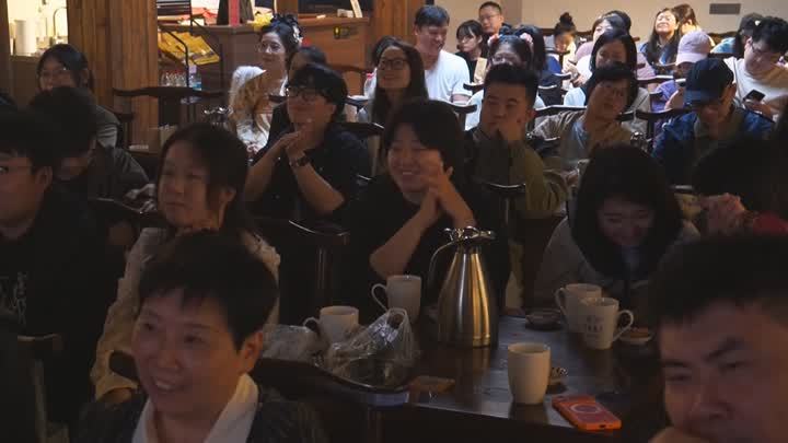 Copy_金秋走基层·坚守 小剧场里唱扬州 曲艺工作者连轴转(8).jpg