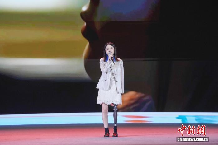 “中国好人”、自媒体创作者翁忻怡在舞台上进行交流分享。陈冠言 摄