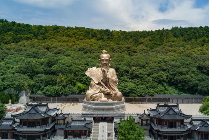 航拍江苏镇江句容茅山的老子铜像。(资料图)中新社记者 泱波 摄