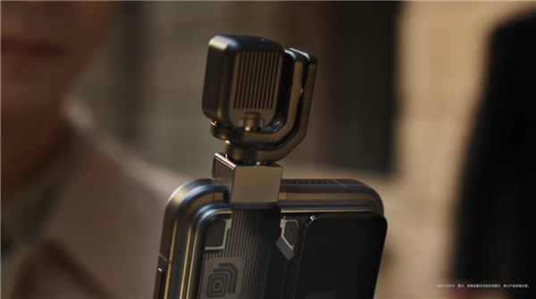 颠覆方法！人人首款机器东说念主手机登场 影石CEO刘靖康点赞荣耀Robot Phone：佳构