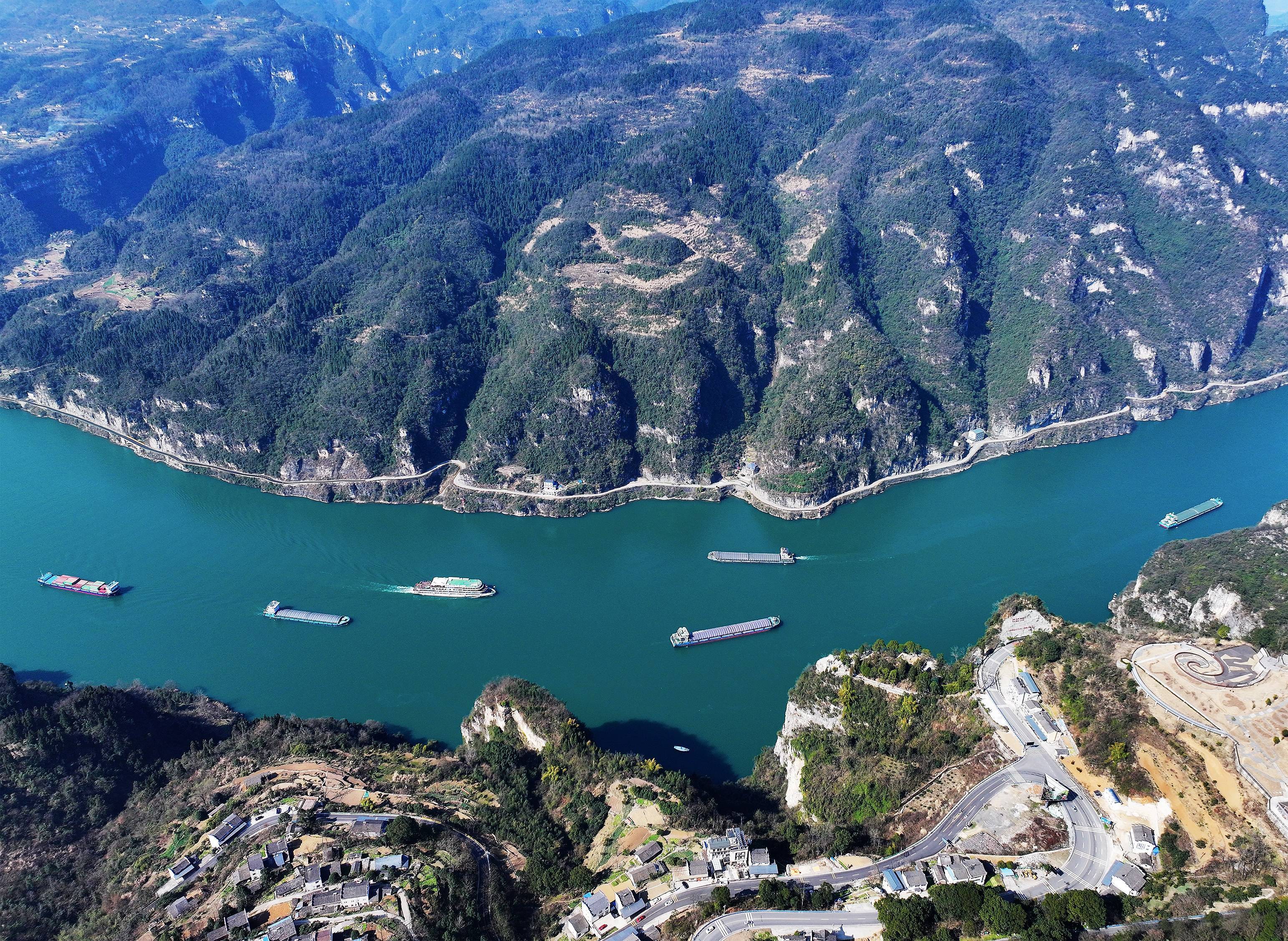 长江宜昌西陵峡水域,满载游客的“长江三峡”系列游轮及货运船舶来往穿梭,一派繁忙景象。(视界网 王耿 摄)