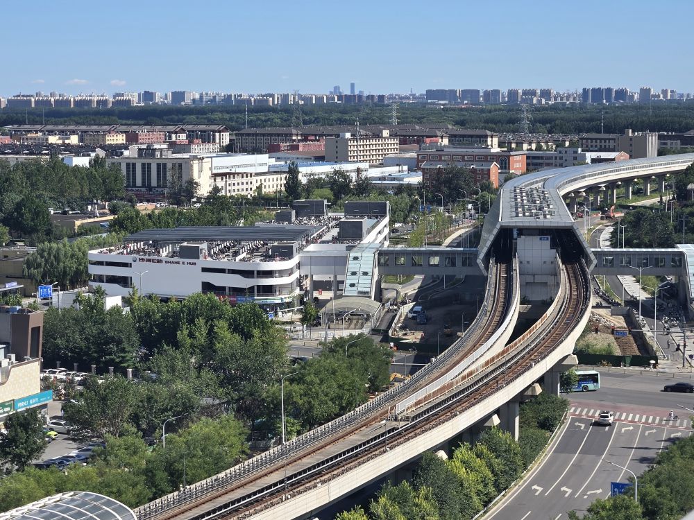 地铁沙河站及“沙河E站”非机动车停车楼。（北京市昌平区沙河镇人民政府供图）