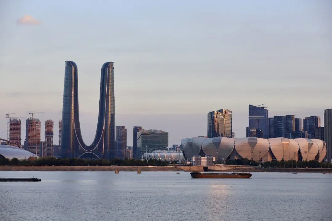 萧山凭借“赘婿”出圈,地标“杭州之门”也被戏称为“倒插门”——H造型的门中间一横太低,像是“门”字倒过来。娃哈哈的一栋办公楼正在“倒插门”的3公里之外/图源:图虫·创意