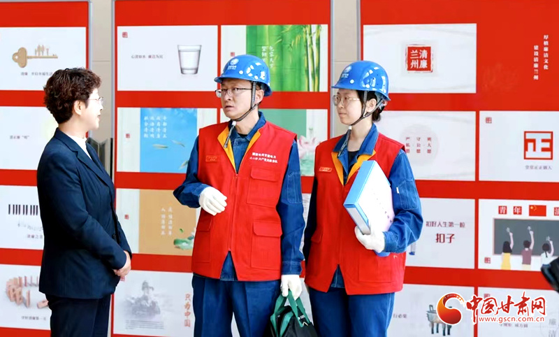 师傅带领徒弟来到客户单位,在实战中传授沟通与维修技能,持续提升青年员工的服务能力