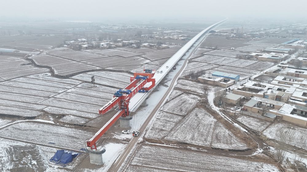 在中铁二十一局集团有限公司施工现场，架桥机正在作业。（马辰 摄）