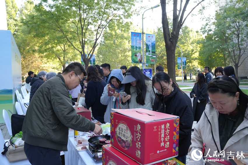 延边黄牛肉吸引客商品鉴。人民网记者 李洋摄